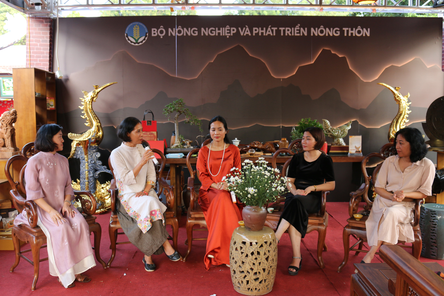 Phụ nữ bên ly trà: Từ cơ duyên đến đam mê