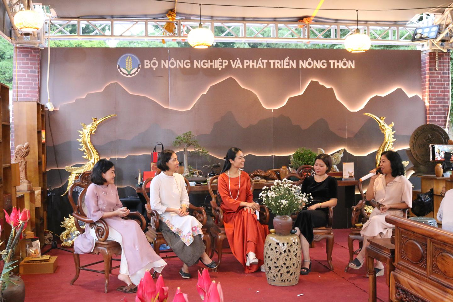 Phụ nữ bên ly trà: Từ cơ duyên đến đam mê
