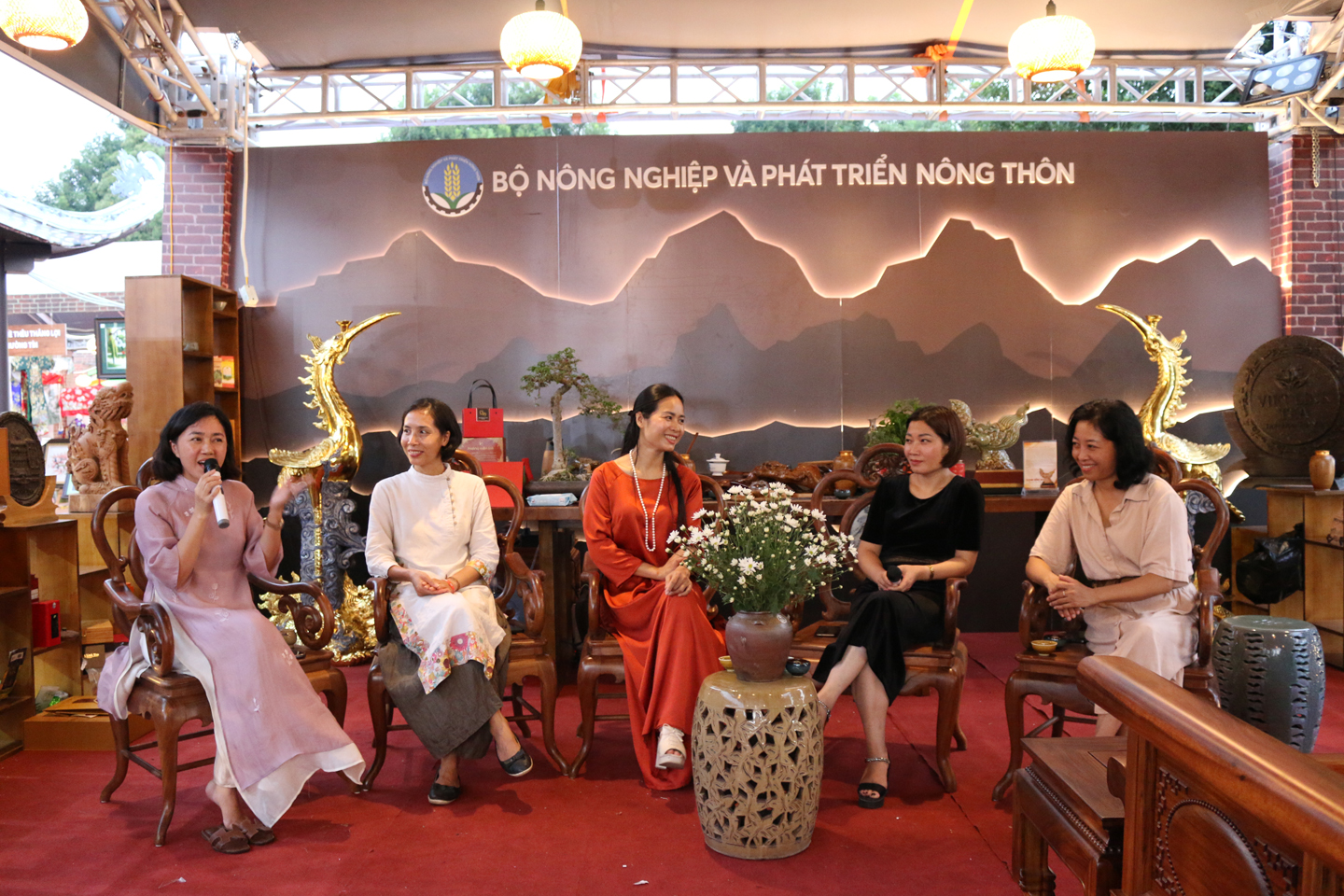 Phụ nữ bên ly trà: Từ cơ duyên đến đam mê