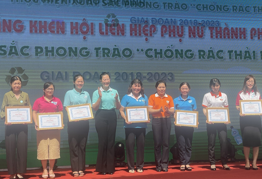 Phụ nữ TP.HCM tiên phong chống rác thải nhựa