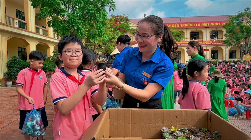 Học sinh Lào Cai đổi gần 5 tấn phế liệu lấy cây xanh