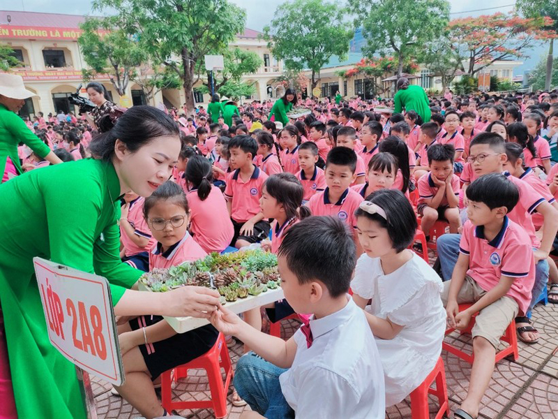 Học sinh Lào Cai đổi gần 5 tấn phế liệu lấy cây xanh