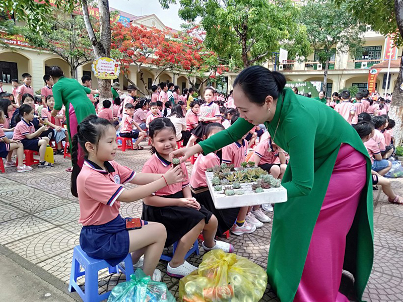 Học sinh Lào Cai đổi gần 5 tấn phế liệu lấy cây xanh