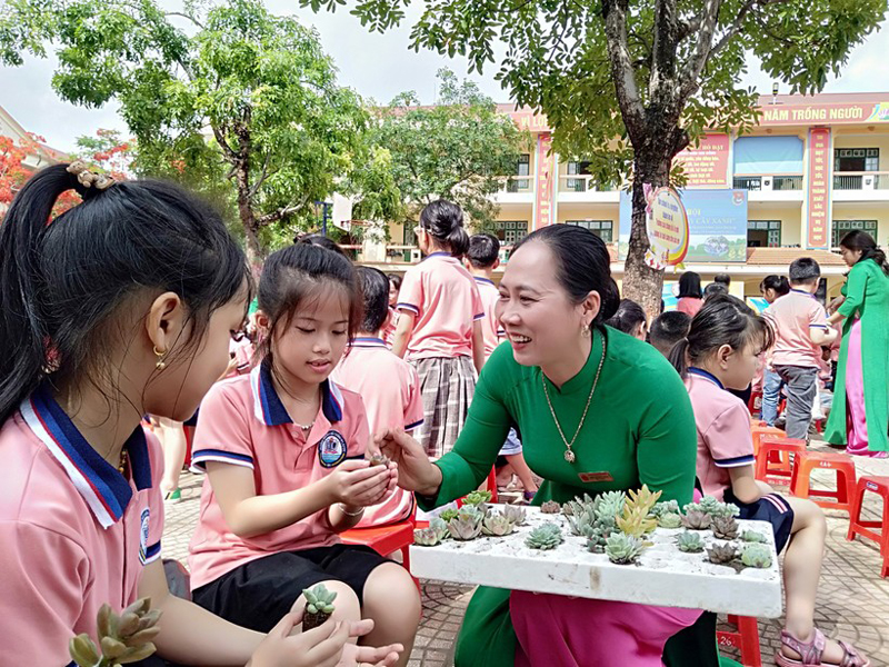 Học sinh Lào Cai đổi gần 5 tấn phế liệu lấy cây xanh