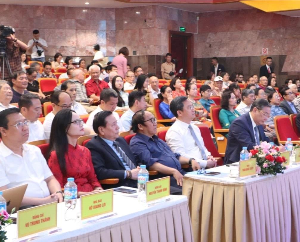 Kỷ niệm 40 năm thành lập Tạp chí Người Hà Nội và đón nhận Huân chương Lao động hạng Nhì