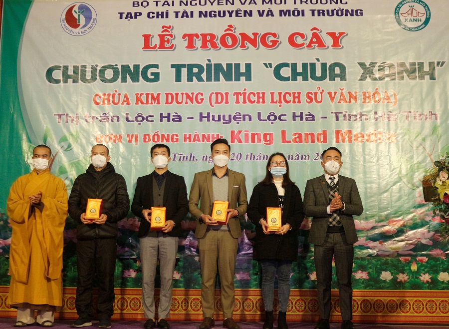 Tạp chí Tài nguyên và Môi trường trồng 1005 cây xanh tại chùa Kim Dung, Hà Tĩnh
