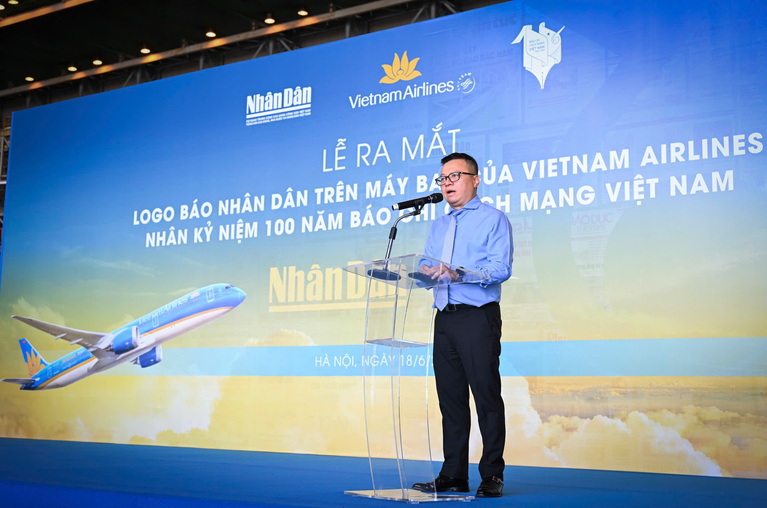 Ra mắt logo Báo Nhân Dân trên máy bay của Vietnam Airlines nhân kỷ niệm 100 năm Ngày Báo chí Cách mạng Việt Nam