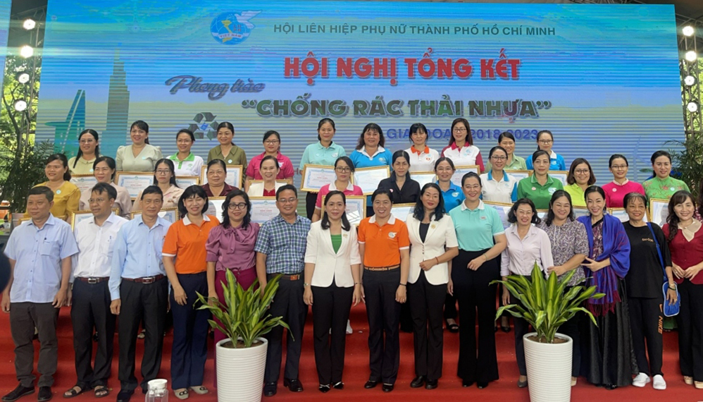 Phụ nữ TP.HCM tiên phong chống rác thải nhựa