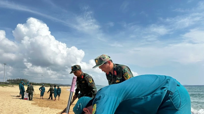 Phú Yên khẩn trương thu gom dầu vón dọc bờ biển