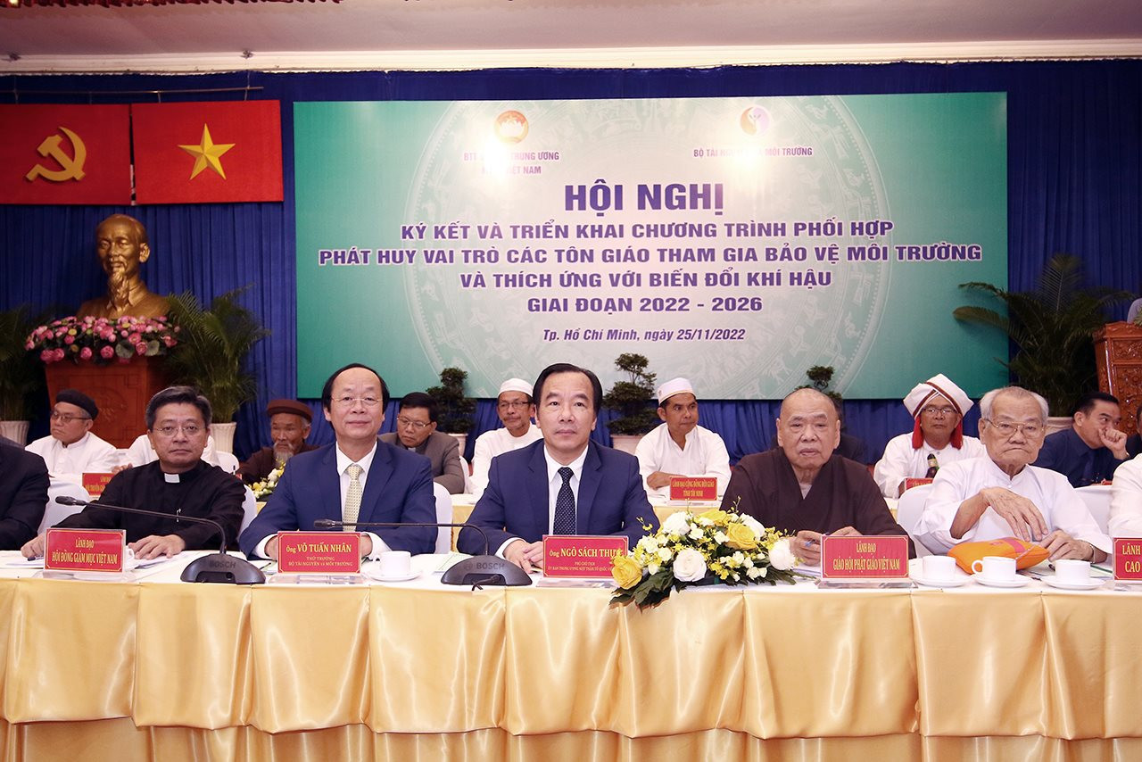 Phát huy vai trò các tôn giáo tham gia BVMT và thích ứng với BĐKH