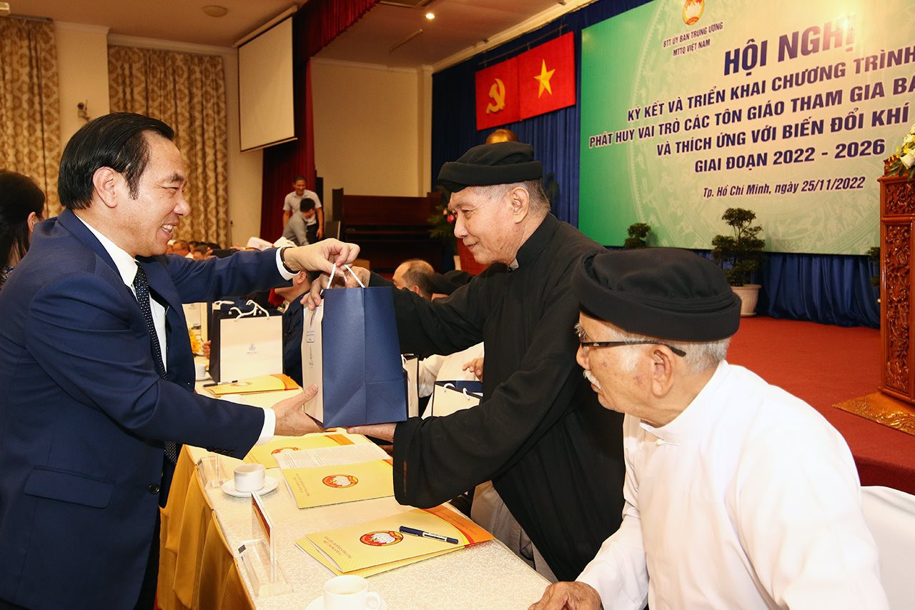 Phát huy vai trò các tôn giáo tham gia BVMT và thích ứng với BĐKH