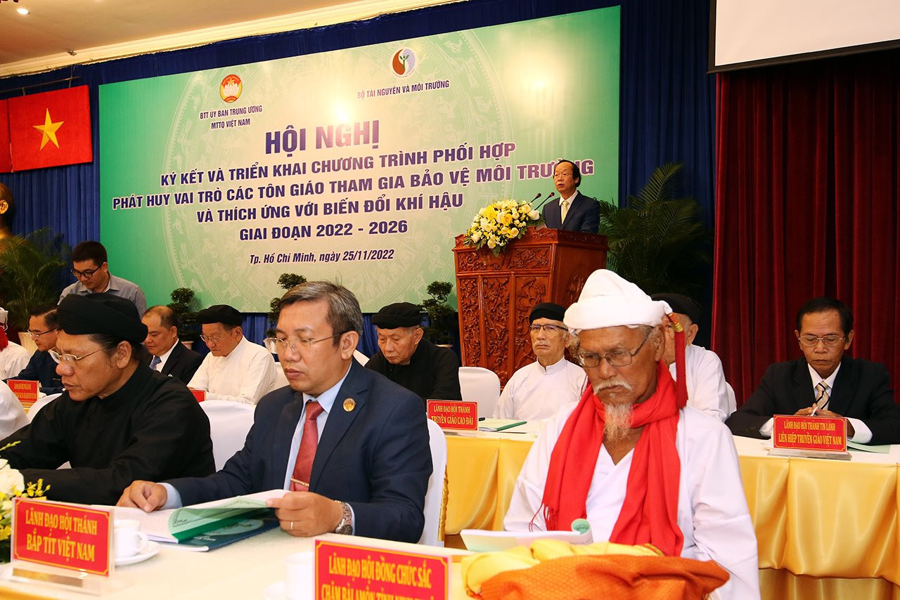Phát huy vai trò các tôn giáo tham gia BVMT và thích ứng với BĐKH