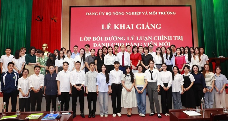 Khai giảng Lớp bồi dưỡng lý luận chính trị dành cho đảng viên mới