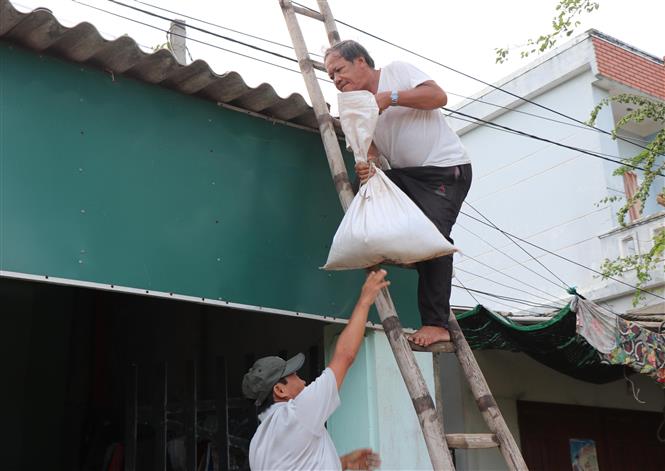 Siêu bão Noru di chuyển rất nhanh, người dân phòng thủ, ứng phó
