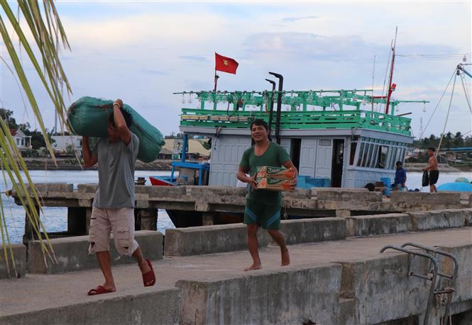 Siêu bão Noru di chuyển rất nhanh, người dân phòng thủ, ứng phó