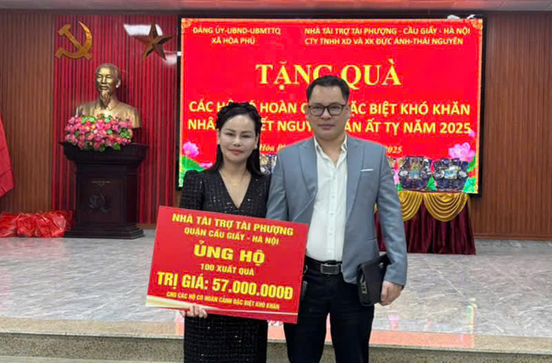 Bác sĩ Hoàng Tài trao tặng quà Tết tại xã Hòa Phú, Hà Nội