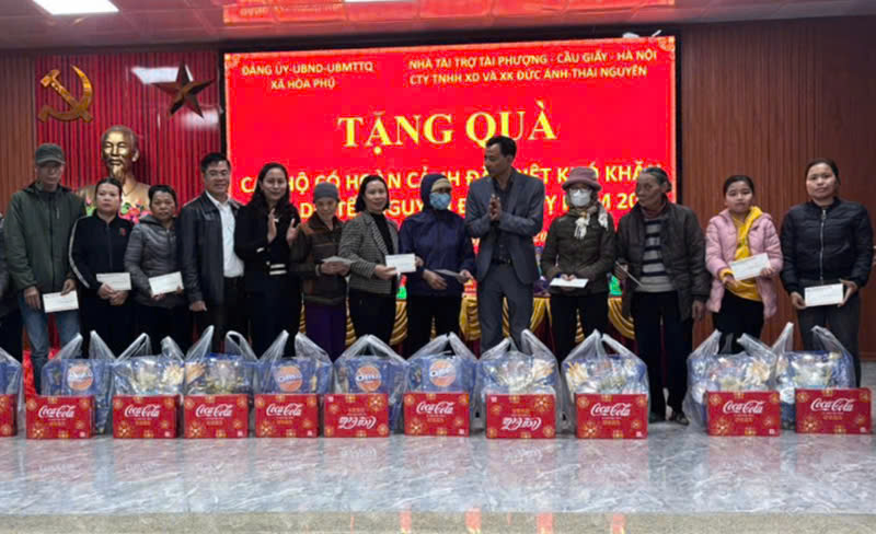 Bác sĩ Hoàng Tài trao tặng quà Tết tại xã Hòa Phú, huyện Ứng Hòa, Hà Nội