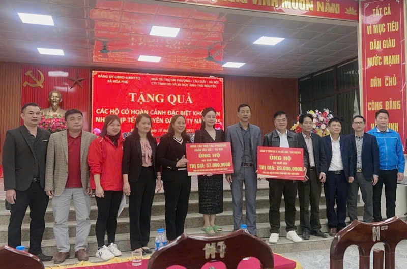 Bác sĩ Hoàng Tài trao tặng quà Tết tại xã Hòa Phú, Hà Nội