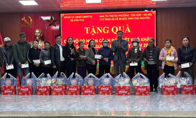 Bác sĩ Hoàng Tài trao tặng quà Tết tại xã Hòa Phú, Hà Nội