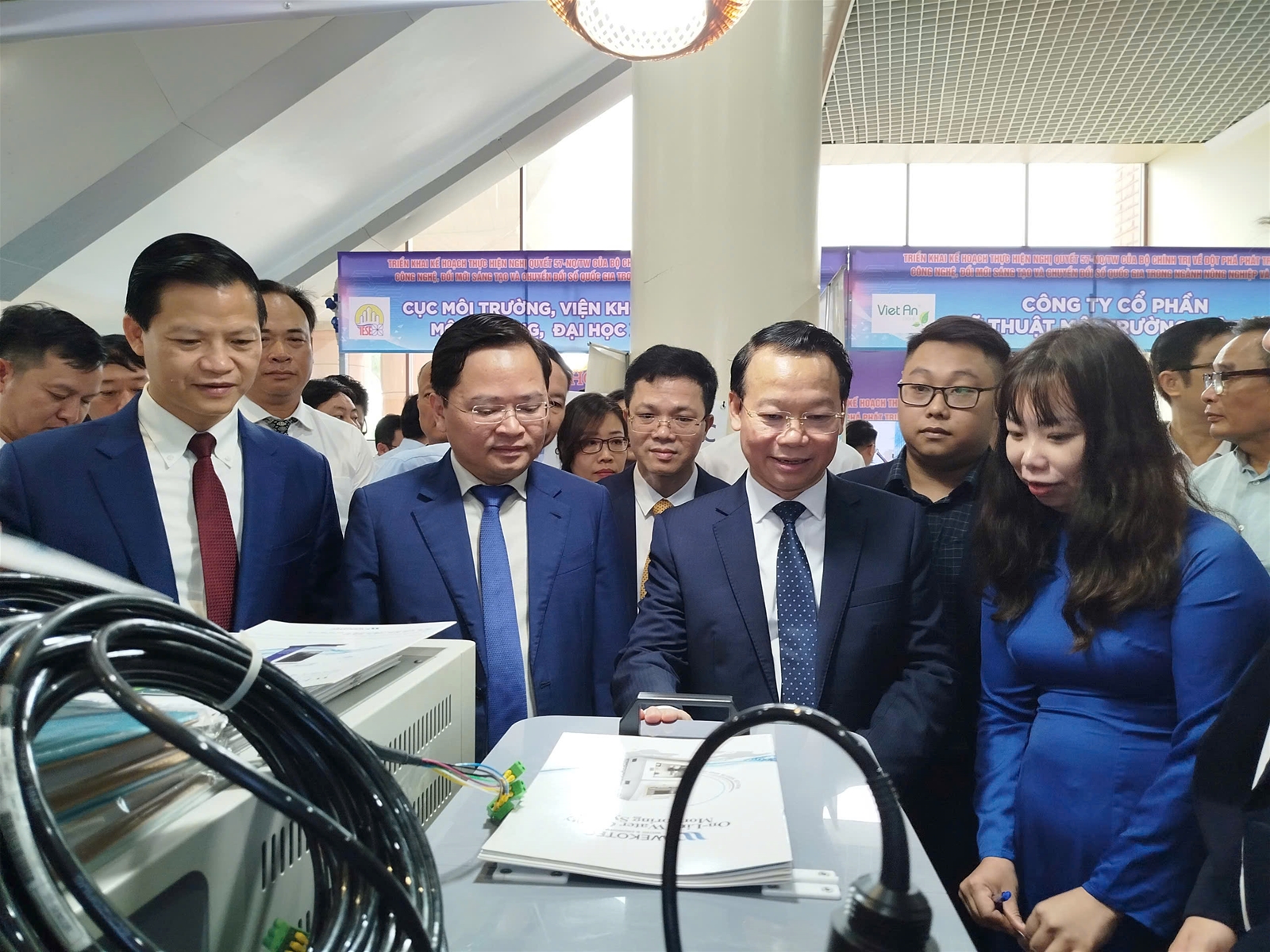Bộ trưởng Đỗ Đức Duy tham quan thành tựu khoa học công nghệ ngành Nông nghiệp và Môi trường