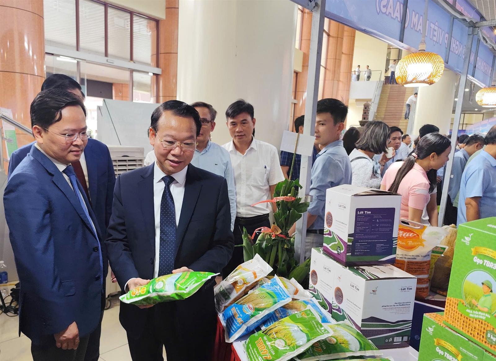 Bộ trưởng Đỗ Đức Duy tham quan thành tựu khoa học công nghệ ngành Nông nghiệp và Môi trường