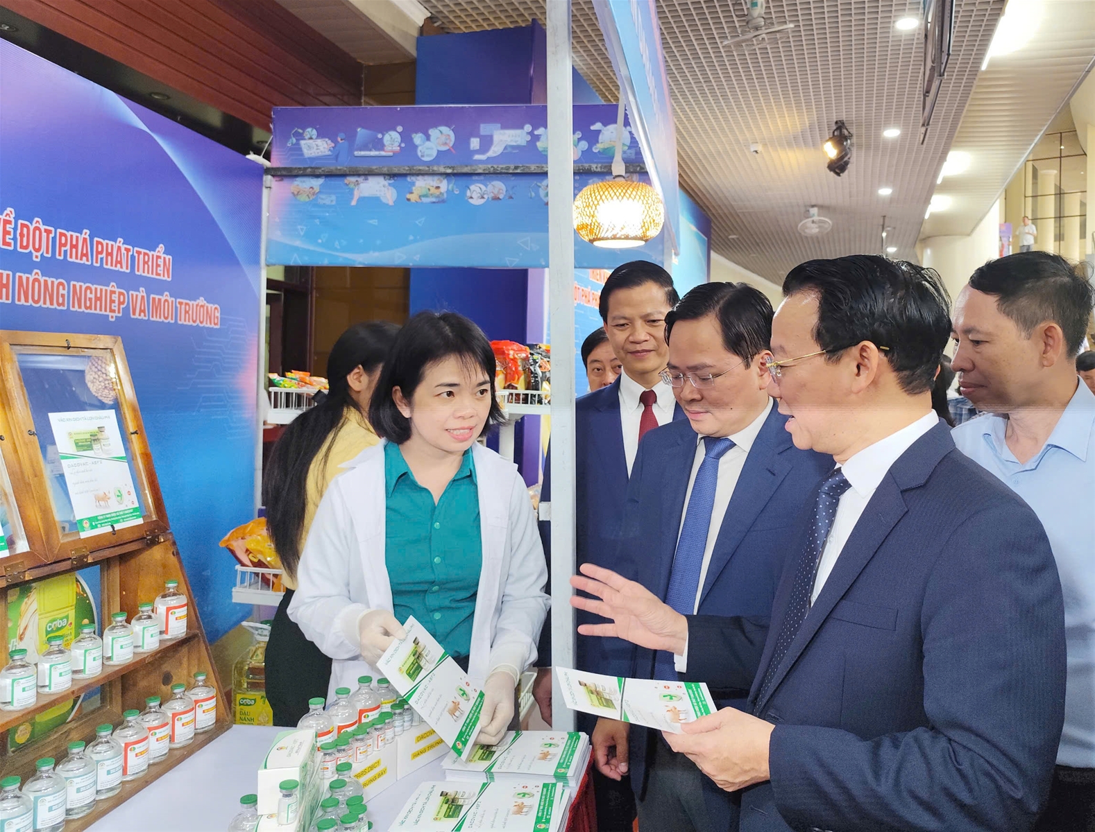 Bộ trưởng Đỗ Đức Duy tham quan thành tựu khoa học công nghệ ngành Nông nghiệp và Môi trường