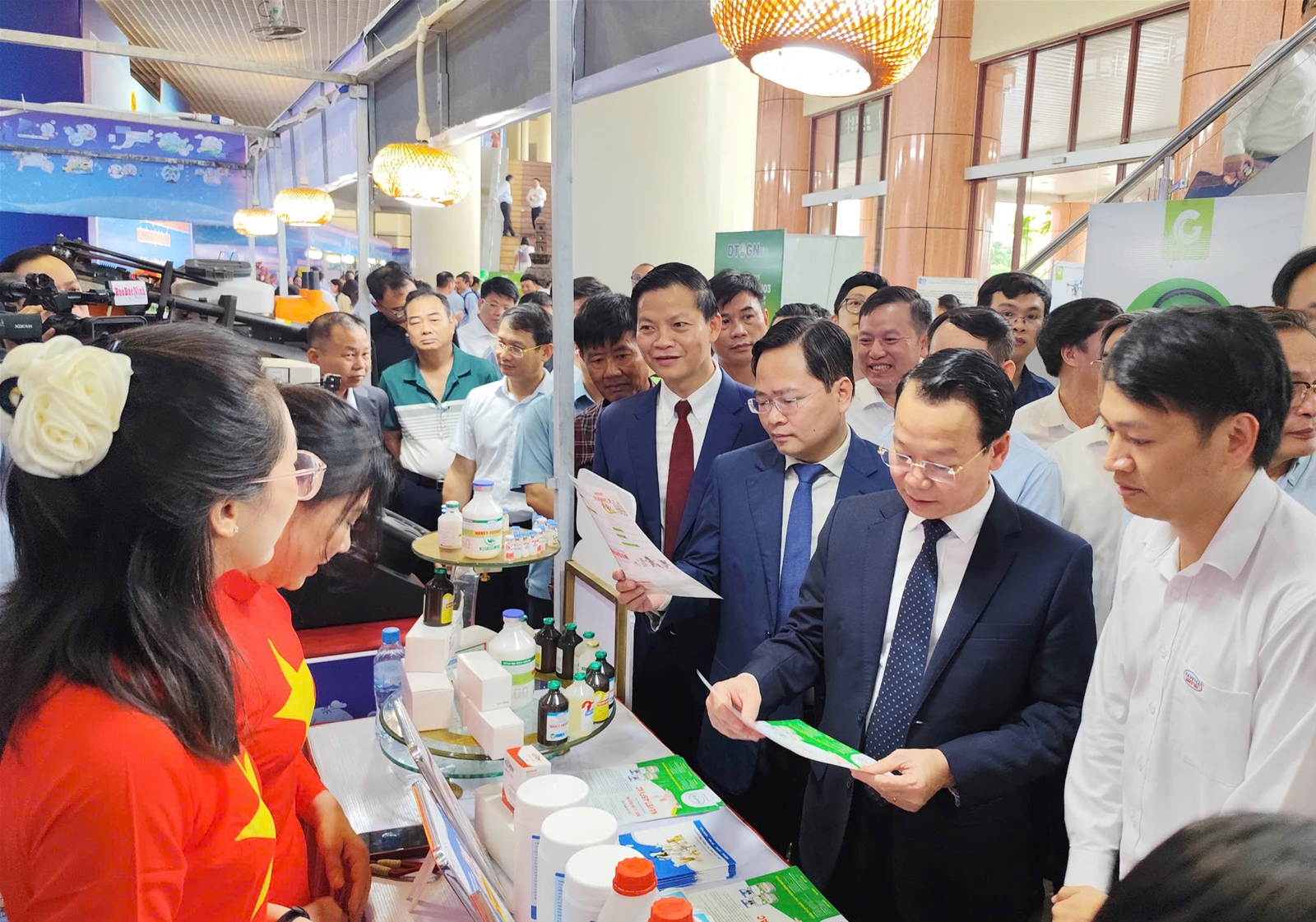 Bộ trưởng Đỗ Đức Duy tham quan thành tựu khoa học công nghệ ngành Nông nghiệp và Môi trường