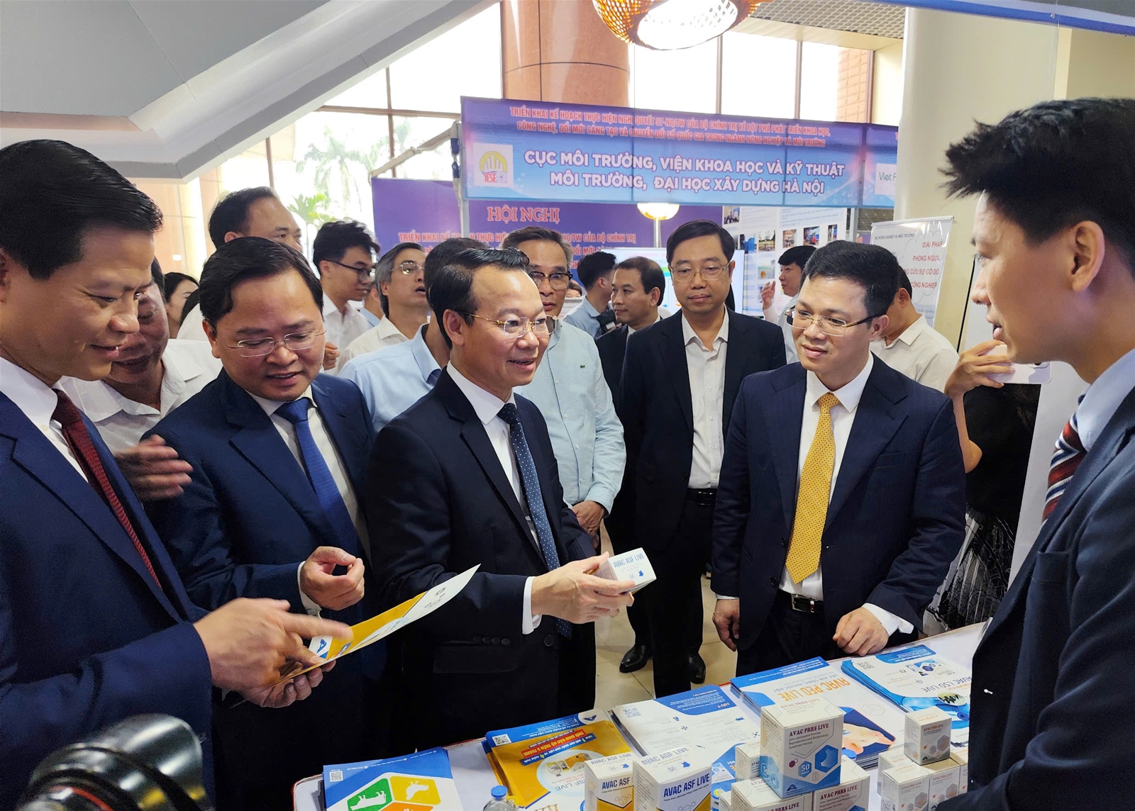 Bộ trưởng Đỗ Đức Duy tham quan thành tựu khoa học công nghệ ngành Nông nghiệp và Môi trường