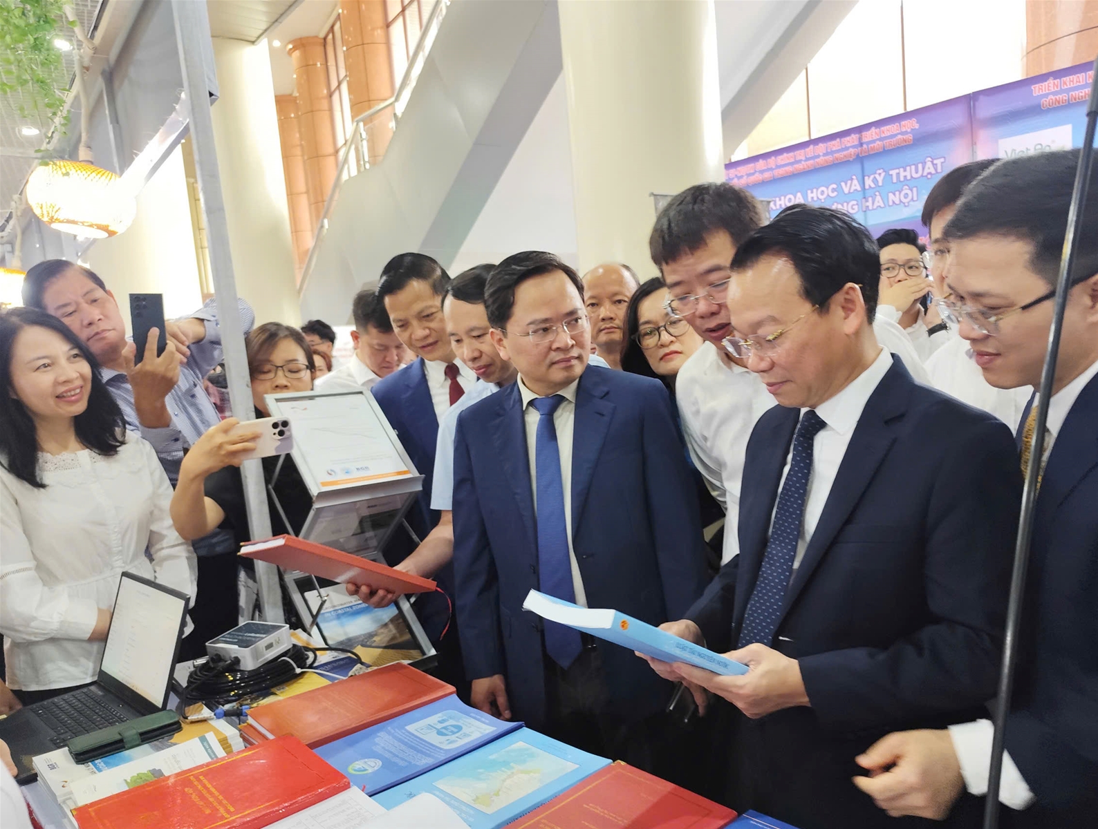 Bộ trưởng Đỗ Đức Duy tham quan thành tựu khoa học công nghệ ngành Nông nghiệp và Môi trường