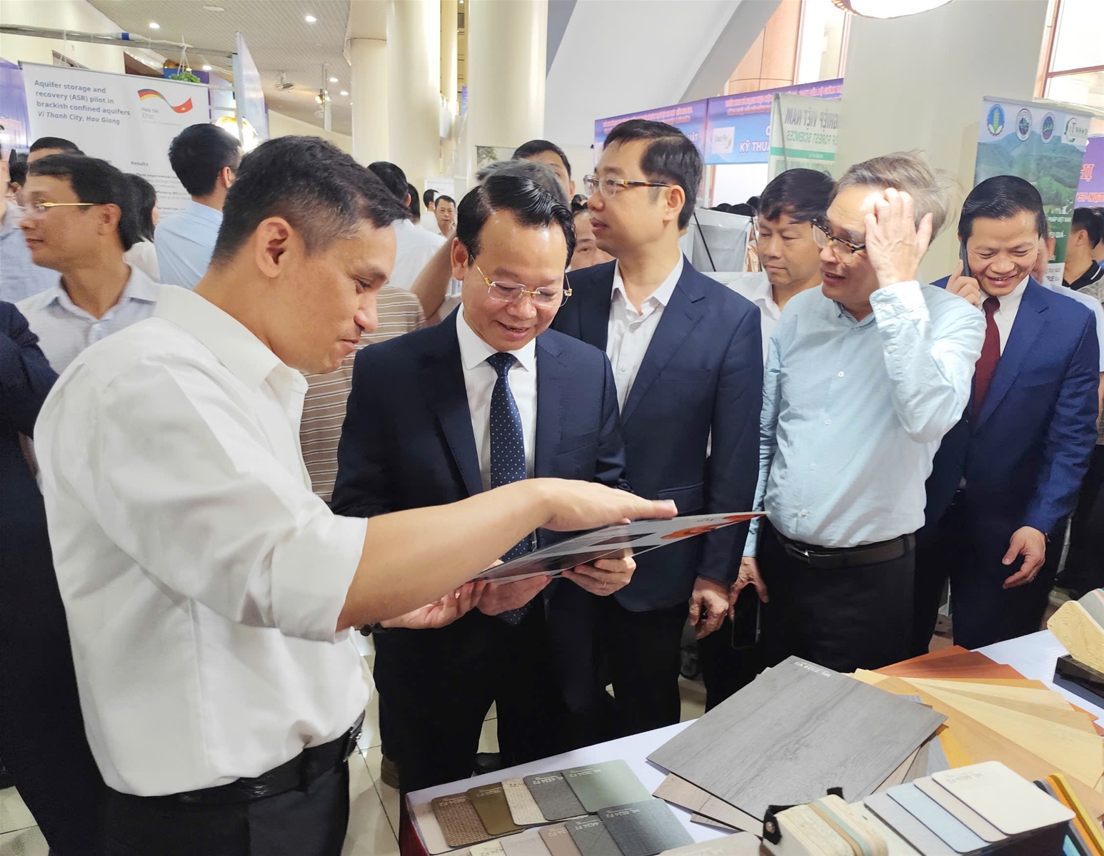 Bộ trưởng Đỗ Đức Duy tham quan thành tựu khoa học công nghệ ngành Nông nghiệp và Môi trường