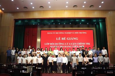 183 Đảng viên được trao giấy chứng nhận Bồi dưỡng lý luận chính trị cho đảng viên mới năm 2025