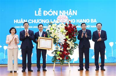 Bắc Ninh: Trao Huân chương Lao động hạng Ba cho nguyên Tổng Giám đốc Samsung Việt Nam