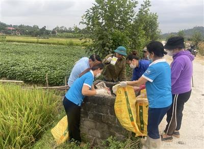 Bảo Thắng ra quân thu gom vỏ bao, gói thuốc bảo vệ thực vật