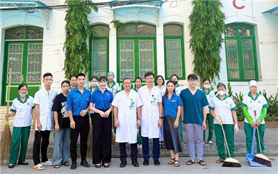 Bệnh viện Hà Đông tổ chức ra quân làm sạch môi trường bệnh viện