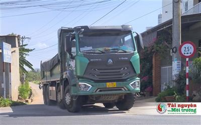 Buôn Ma Thuột (Đắk Lắk): Xe chở khoáng sản cày nát đường dân sinh