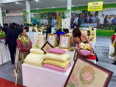 Chăn tơ tằm “tự dệt” và lụa tơ sen: Sản phẩm OCOP độc đáo từ bàn tay người giữ nghề