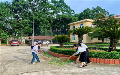 Đồng loạt ra quân tổng dọn vệ sinh môi trường chào mừng Đại hội Đảng bộ xã Ngọc Liên lần thứ I