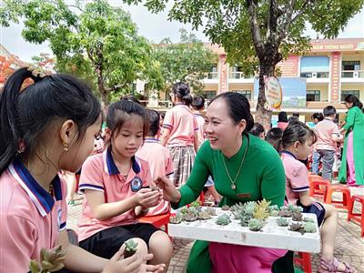 Học sinh Lào Cai đổi gần 5 tấn phế liệu lấy cây xanh