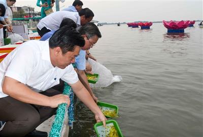 Kiên Giang: Thả hơn 2 triệu con tôm, cua xuống đầm Đông Hồ