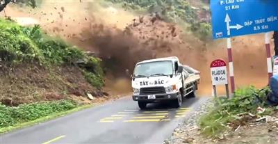 Lào Cai: Rùng mình sạt lở đất bất ngờ, tài xế xe tải thoát chết trong gang tấc
