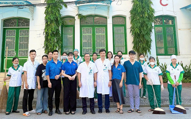 Bệnh viện Hà Đông tổ chức ra quân làm sạch môi trường bệnh viện