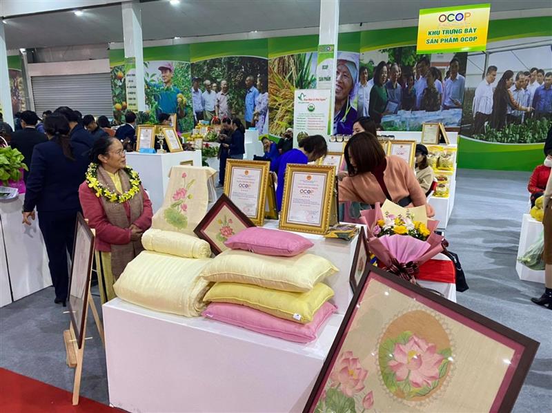 Chăn tơ tằm “tự dệt” và lụa tơ sen: Sản phẩm OCOP độc đáo từ bàn tay người giữ nghề