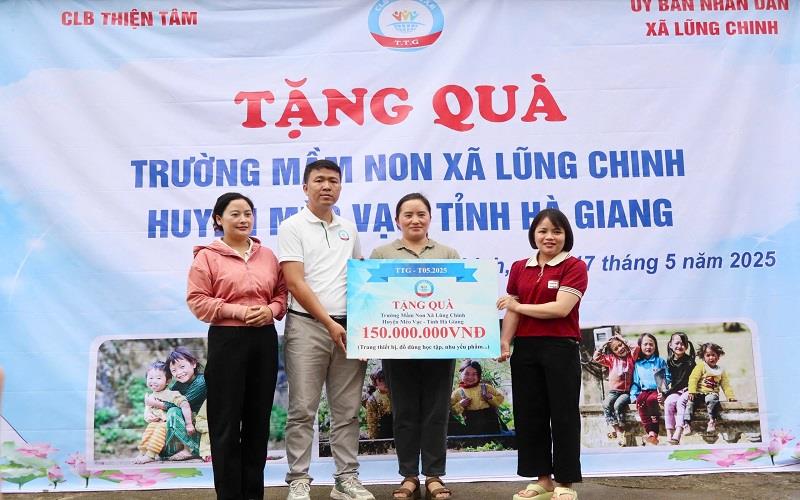Chuyến xe yêu thương đến với những trái tim nhỏ bé của CLB Thiện Tâm