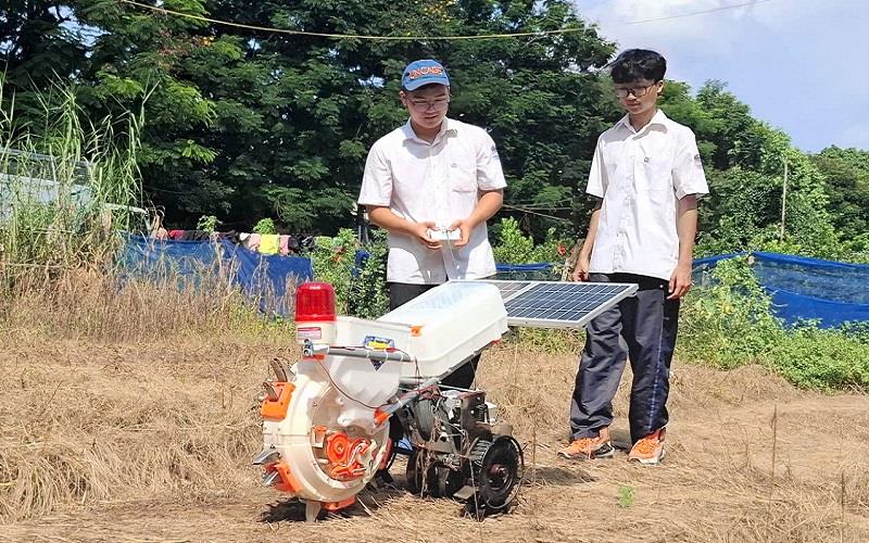 Học sinh Chu Văn An sáng chế máy gieo hạt tự động, kiến tạo nông nghiệp tương lai