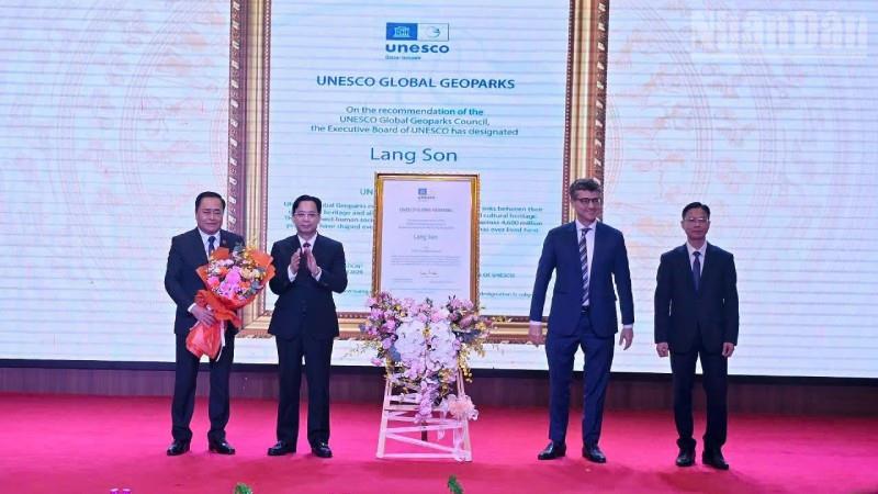 Lạng Sơn đón nhận Danh hiệu Công viên địa chất toàn cầu UNESCO