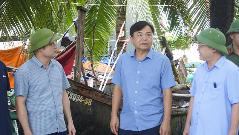 Thứ trưởng Nguyễn Hoàng Hiệp kiểm tra công tác ứng phó bão số 5 tại Thanh Hóa