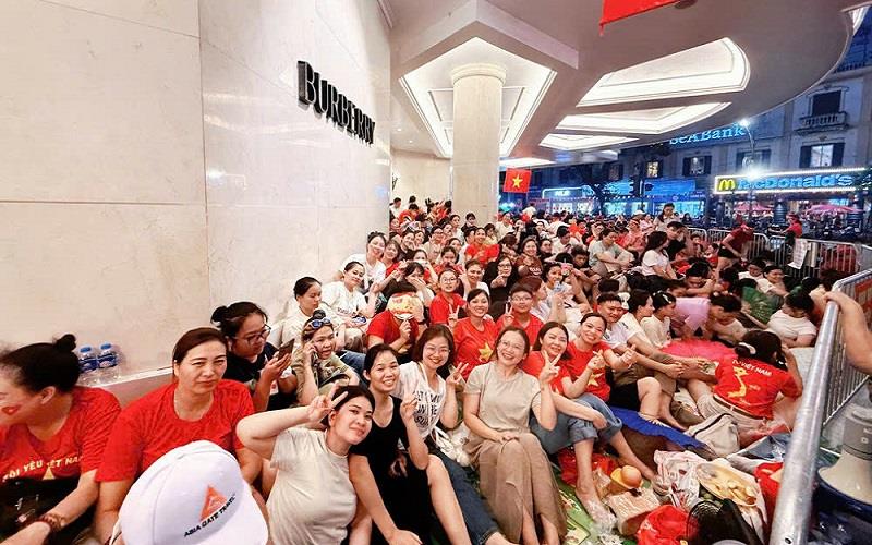 Thức trắng đêm chờ đón khoảnh khắc lịch sử: Người dân hân hoan trước giờ diễu binh 2/9
