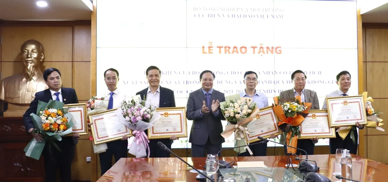 Trao bằng khen cho cá nhân xuất sắc trong xây dựng quy hoạch không gian biển
