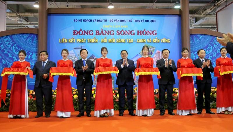 Triển lãm ảnh nghệ thuật và gian hàng trưng bày các sản phẩm vùng đồng bằng sông Hồng
