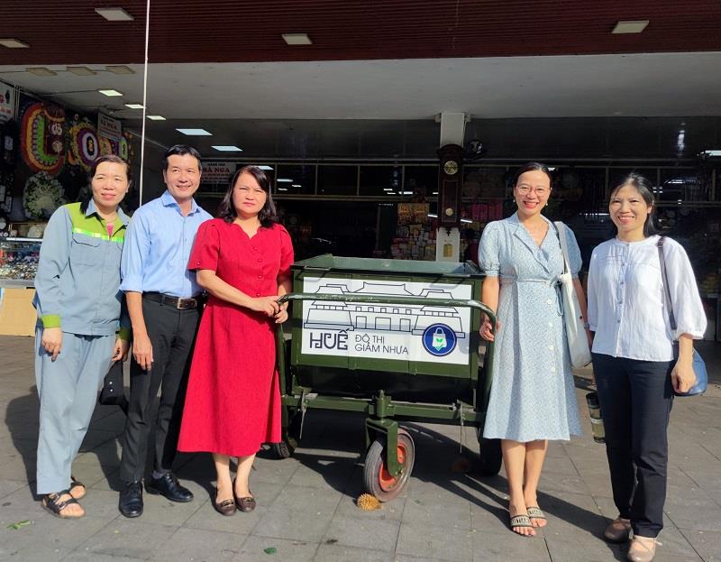 WWF-Việt Nam trao tặng 5 xe rác đẩy tay: Lan tỏa mô hình giảm nhựa tại chợ Đông Ba